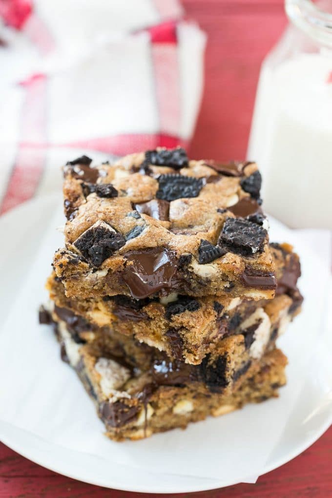 Cookies and Cream Bars Recipe | Oreo Bars | Blondie Recipe #chocolate #oreo #blondies #baking #cookies #edsug Oreo cookies and cream blondies on a serving plate.