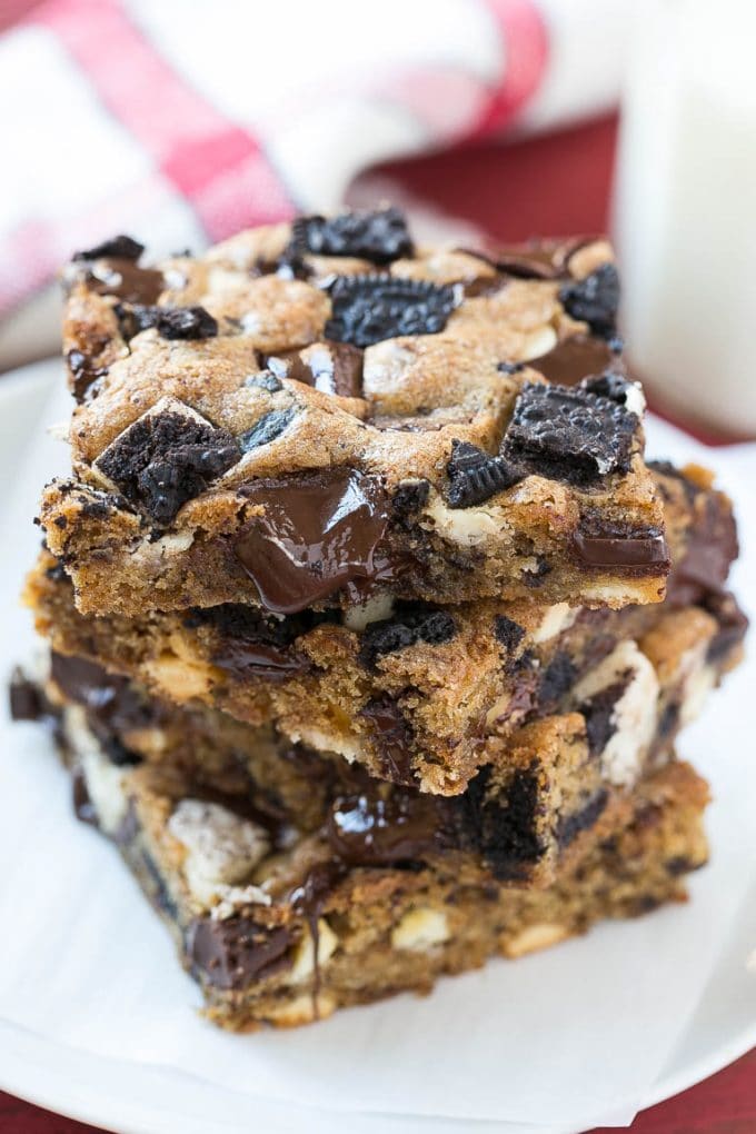 Cookies and Cream Bars Recipe | Oreo Bars | Blondie Recipe #chocolate #oreo #blondies #baking #cookies #edsug A stack of Oreo bars filled with Oreo cookies and chocolate chunks.
