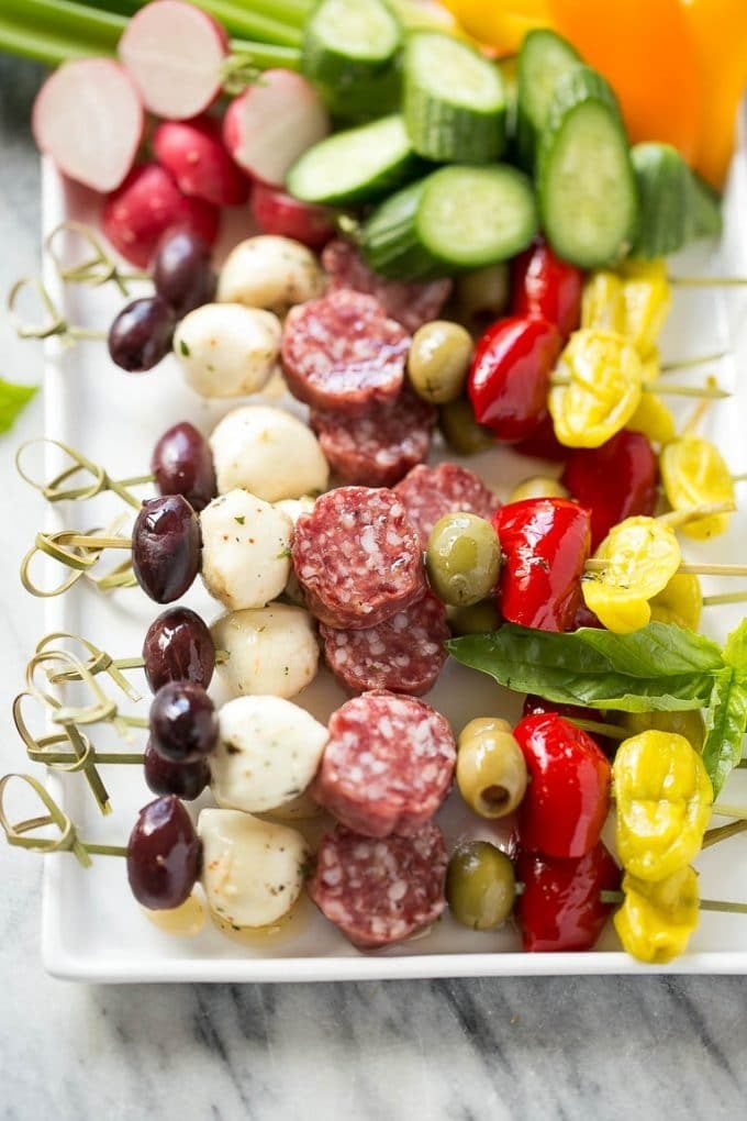 Antipasto Skewers Recipe | Easy Antipasto | Best Antipasto #antipasto #skewers #appetizer #edsug A tray of antipasto kabobs with meat, olives and vegetables.