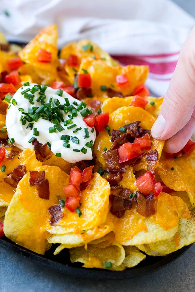Irish Nachos Recipe | Potato Nachos | Potato Chip Recipe | Appetizer Recipe #nachos #potatoes #cheese #bacon #appetizer #edsug Irish nachos loaded with cheese, bacon, sour cream, tomatoes and chives.
