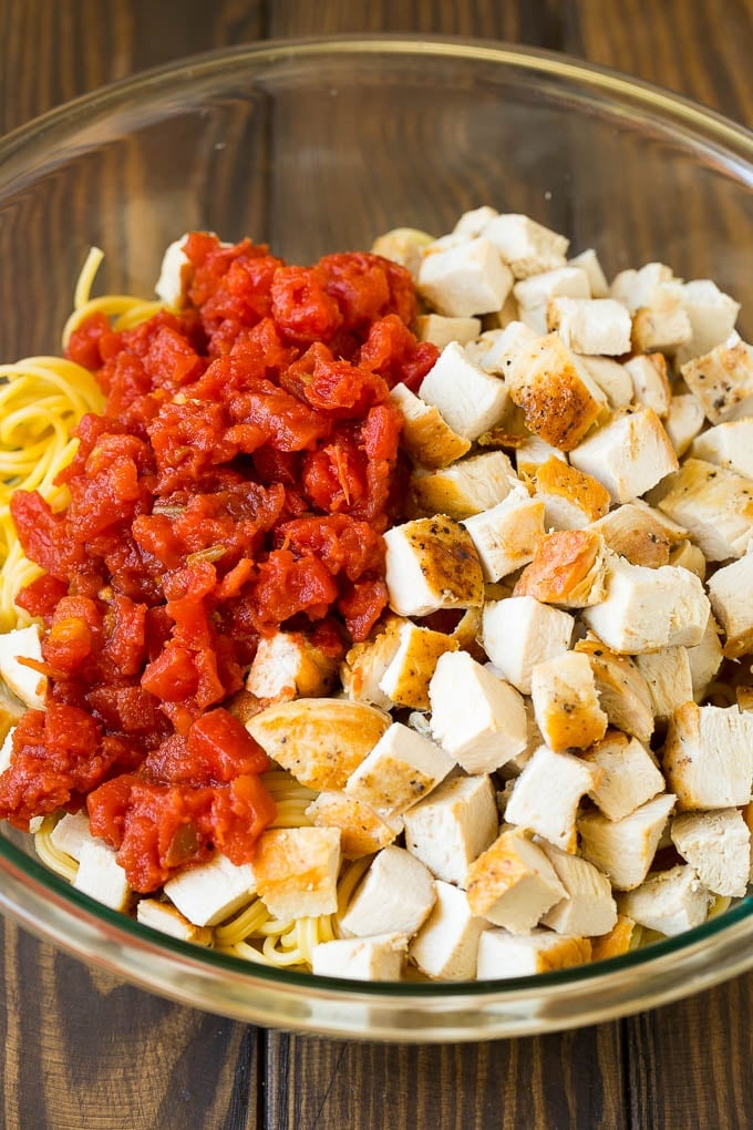 Chicken Spaghetti Recipe | Baked Spaghetti #pasta #spaghetti #chicken #cheese #casserole #dinner #edsug Diced chicken, tomatoes and spaghetti in a bowl.