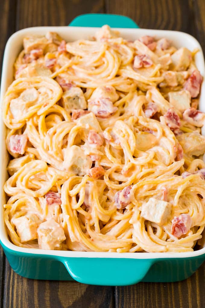 Chicken Spaghetti Recipe | Baked Spaghetti #pasta #spaghetti #chicken #cheese #casserole #dinner #edsug Cheesy spaghetti mixed with chicken and tomatoes in a baking dish.
