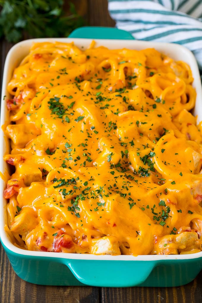Chicken Spaghetti Recipe | Baked Spaghetti #pasta #spaghetti #chicken #cheese #casserole #dinner #edsug Baked chicken spaghetti topped with melted cheese and fresh parsley.