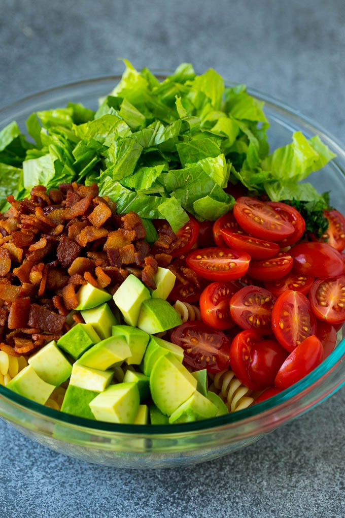 BLT Pasta Salad Recipe | Easy Pasta Salad | Bacon Pasta Salad #salad #pasta #blt #bacon #avocado #dinner #edsug Bacon, lettuce, tomato, pasta and avocado in a bowl.
