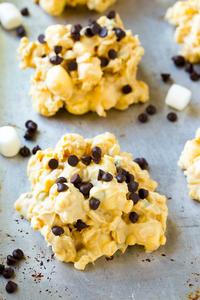 Avalanche Cookies Recipe | No Bake Cookie Recipe | Easy Cookie Recipe | Avalanche Bark #bark #avalanche #avalanchecookies #cookies #nobakecookies #nobake #dessert #edsug No bake avalanche cookies made with marshmallows, peanut butter and white chocolate.