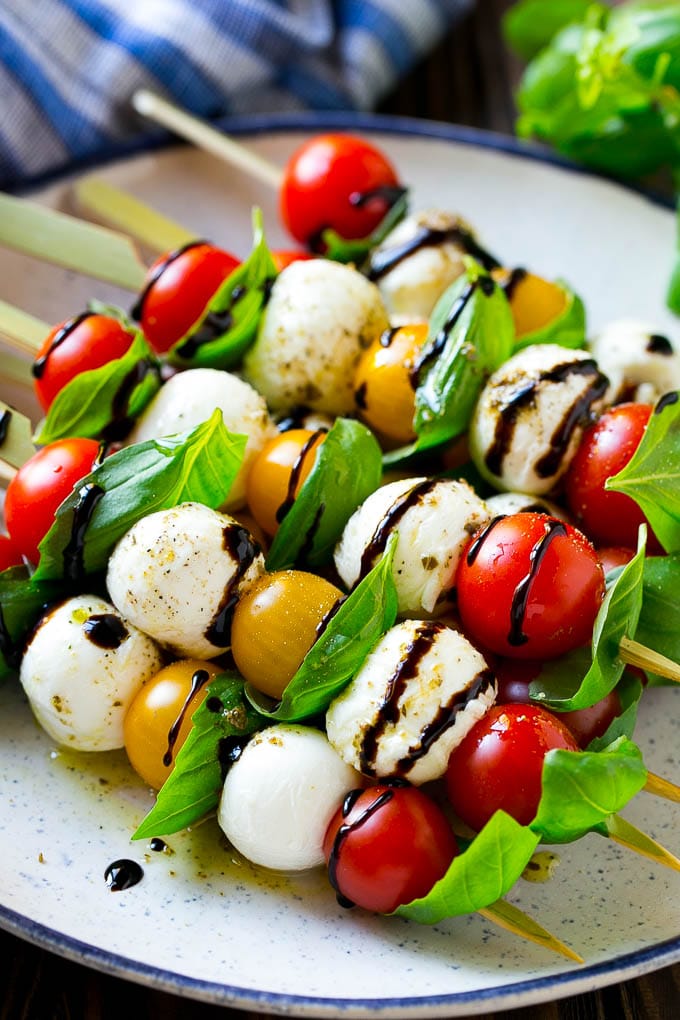 Caprese Skewers | Caprese Kabobs | Caprese Appetizer #tomato #mozzarella #basil #caprese #appetizer #edsug Caprese skewers with mozzarella, cherry tomatoes and basil with balsamic glaze.
