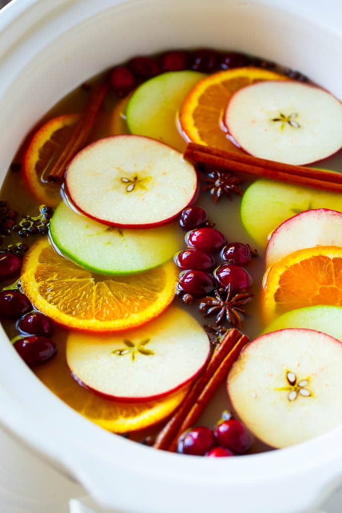Slow Cooker Apple Cider | Mulled Apple Cider | Crockpot Apple Cider #cider #apple #applecider #drink #crockpot #slowcooker #edsug Slow cooker apple cider with oranges, apple slices, cinnamon sticks and cranberries.