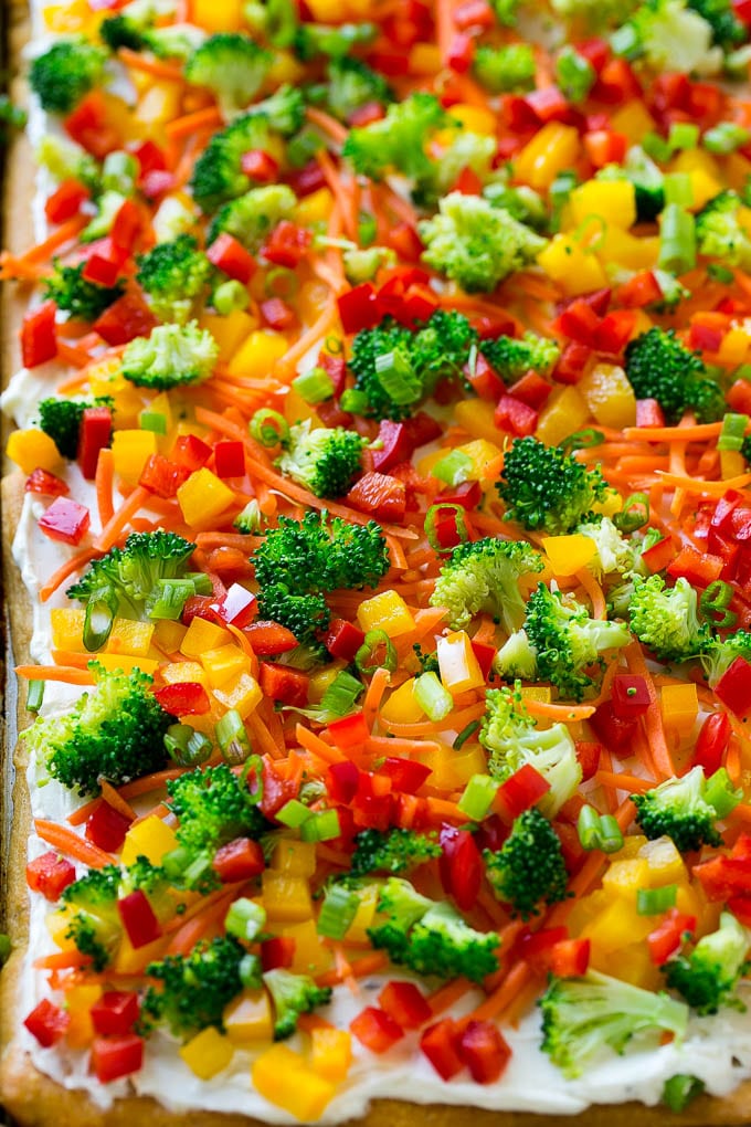 Veggie Pizza Recipe | Crescent Veggie Pizza | Vegetable Pizza Recipe | Holiday Appetizer | Homemade Veggie Pizza #pizza #veggies #vegetarian #appetizer #edsug Veggie pizza on a crescent roll crust with colorful fresh vegetables.