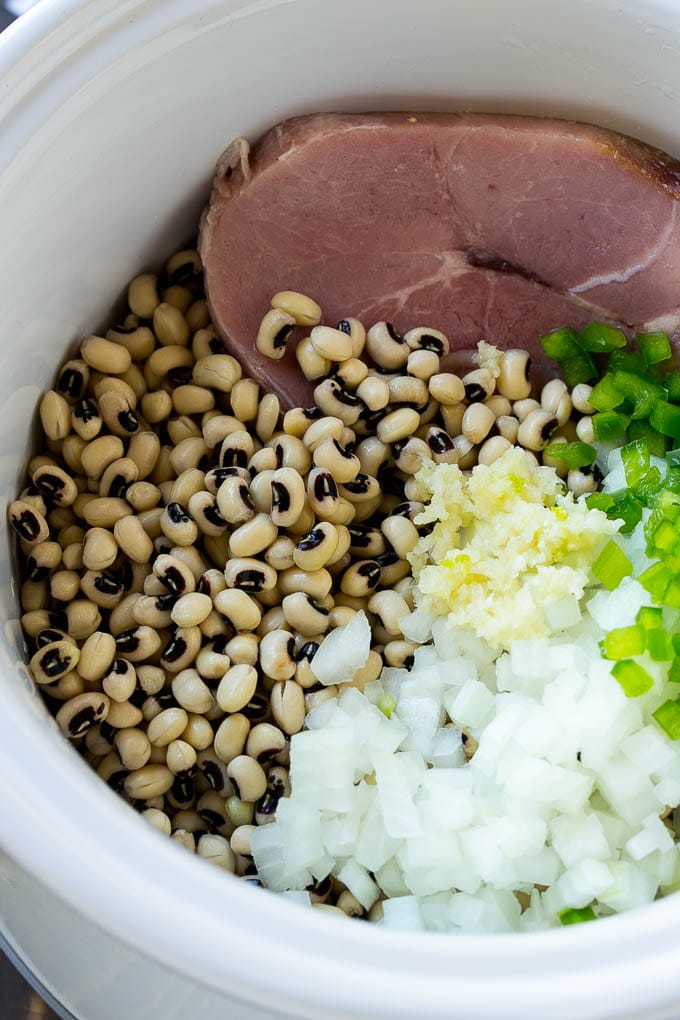 Slow Cooker Black Eyed Peas Recipe | Crock Pot Black Eyed Peas | Southern Black Eyed Peas | Black Eyed Peas with Ham | Black Eyed Peas with Sausage #blackeyedpeas #slowcooker #crockpot #sausage #newyears #dinner #edsug Ingredients for slow cooker black eyed peas with ham.