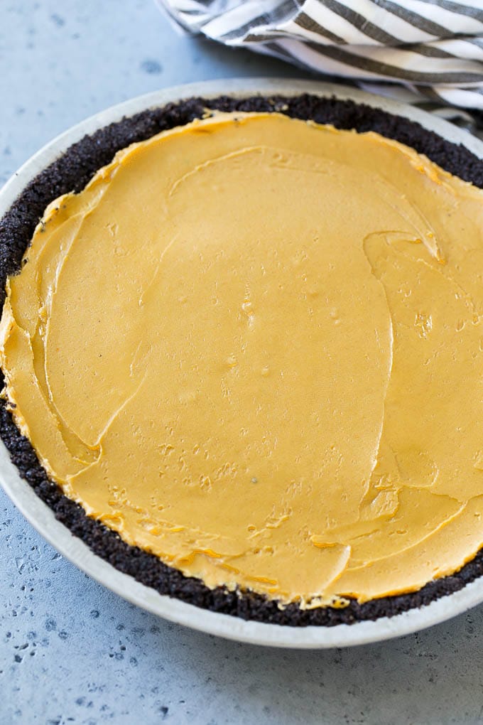 Chocolate Peanut Butter Pie Recipe | Peanut Butter Cup Pie | Peanut Butter Pie | No Bake Pie #chocolate #peanutbutter #pie #nobake #dessert #edsug Peanut butter filling inside a chocolate cookie crust.
