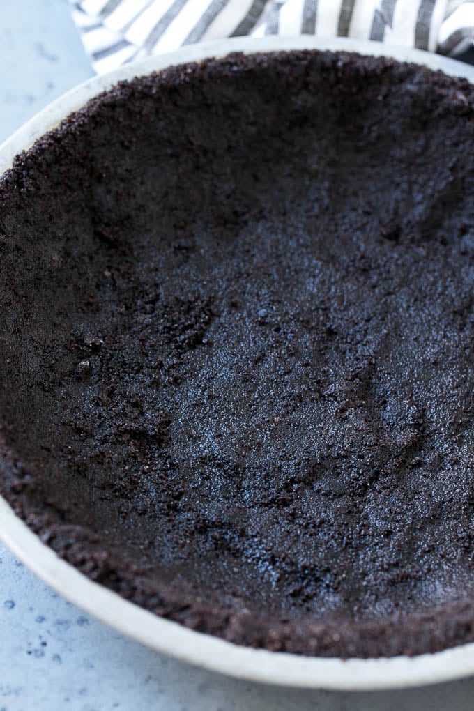 Chocolate Peanut Butter Pie Recipe | Peanut Butter Cup Pie | Peanut Butter Pie | No Bake Pie #chocolate #peanutbutter #pie #nobake #dessert #edsug Cookie crust in a baking tin.