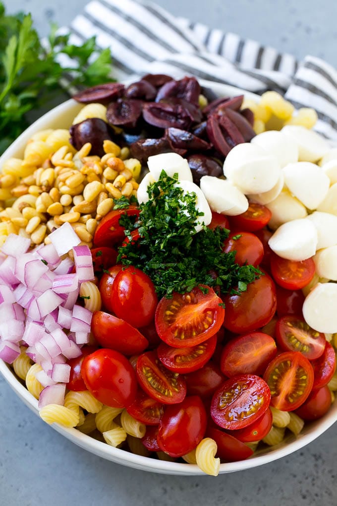 Pesto Pasta Salad | Italian Pasta Salad | Easy Pasta Salad #pasta #salad #pesto #olives #tomatoes #edsug Pasta with cherry tomatoes, mozzarella balls, kalamata olives, parsley and red onion.