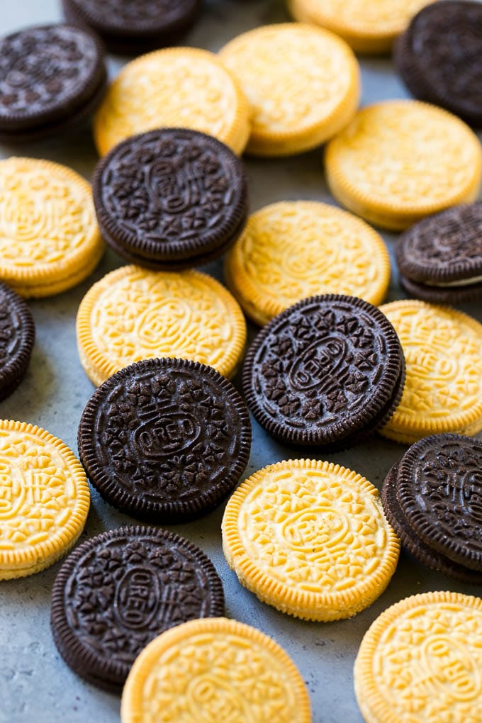 Chocolate Covered Oreos Recipe | Oreo Cookies | Chocolate Dipped Oreos #oreo #cookies #chocolate #sprinkles #dessert #edsug Chocolate and vanilla cookies.