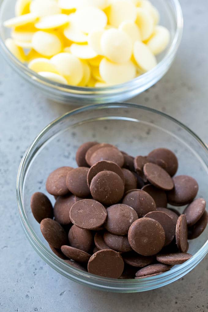 Chocolate Covered Oreos Recipe | Oreo Cookies | Chocolate Dipped Oreos #oreo #cookies #chocolate #sprinkles #dessert #edsug Dark chocolate candy melts and white chocolate candy melts in bowls.