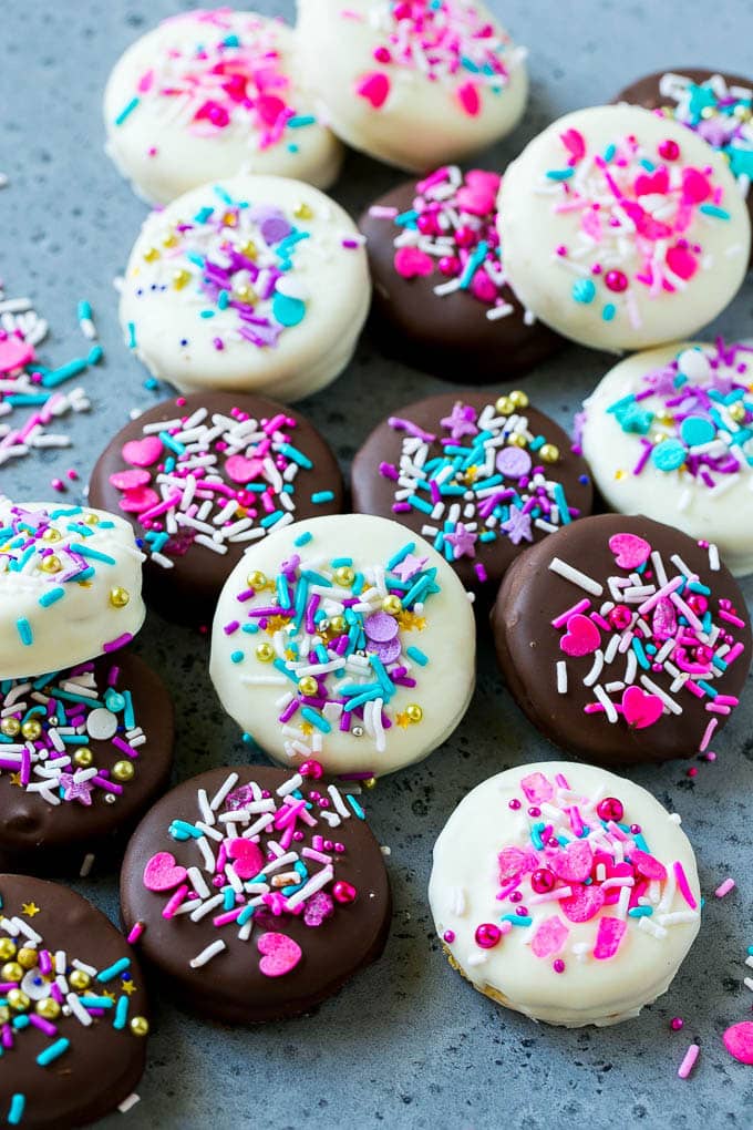 Chocolate Covered Oreos Recipe | Oreo Cookies | Chocolate Dipped Oreos #oreo #cookies #chocolate #sprinkles #dessert #edsug Chocolate covered Oreos decorated with pink and purple sprinkles.