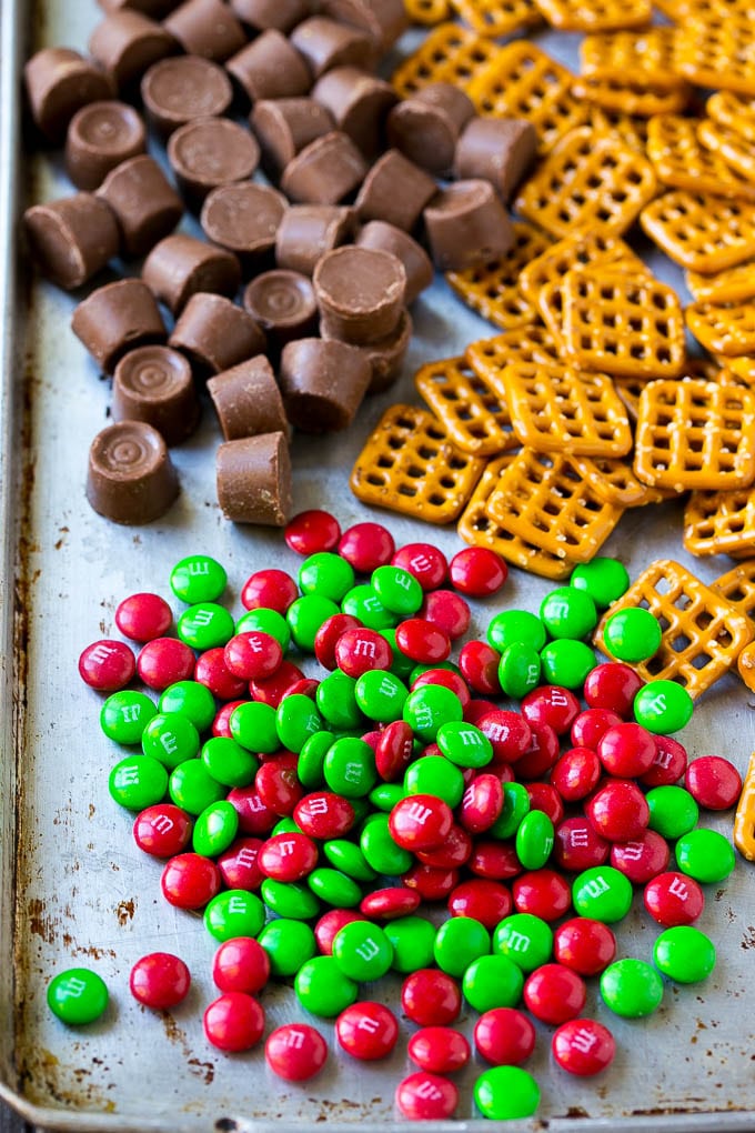 Rolo Pretzels Recipe | Chocolate Pretzels | Caramel Pretzels | Holiday Candy #christmas #baking #dessert #candy #chocolate #caramel #pretzels #edsug M&M's, pretzels and Rolo candies.