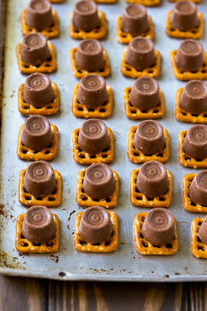 Rolo Pretzels Recipe | Chocolate Pretzels | Caramel Pretzels | Holiday Candy #christmas #baking #dessert #candy #chocolate #caramel #pretzels #edsug Squares with candies on top.