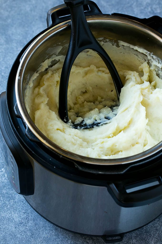 Instant Pot Mashed Potatoes Recipe | Pressure Cooker Mashed Potatoes | Easy Mashed Potatoes #potatoes #sidedish #instantpot #thanksgiving #dinner #edsug Mashed potatoes in an Instant Pot.