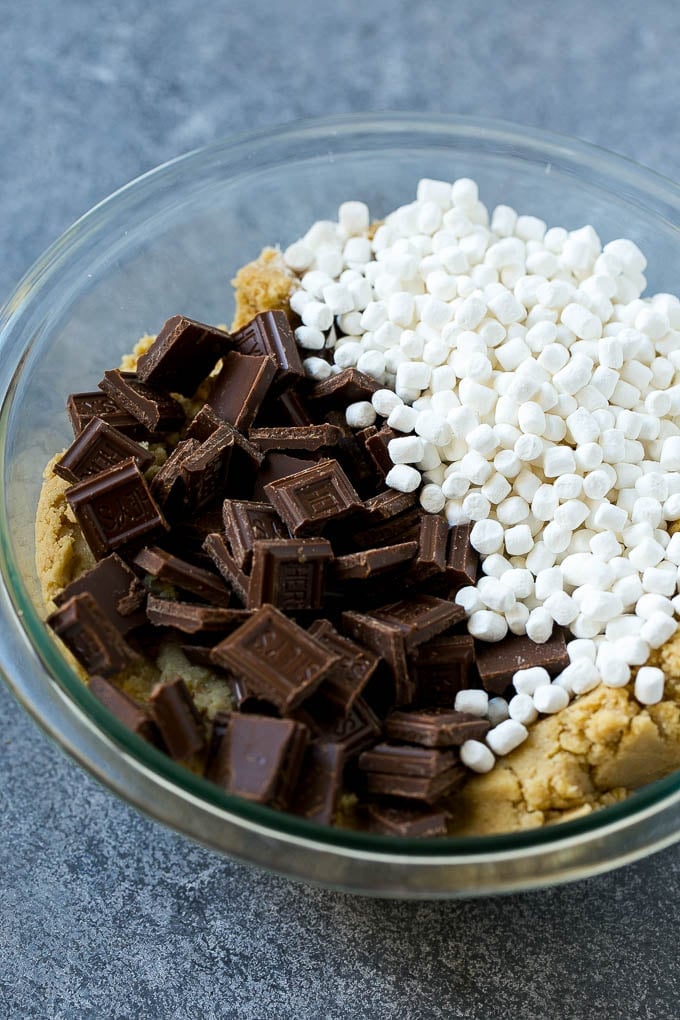 S'mores Cookies Recipe | Marshmallow Cookies #smores #marshmallow #chocolate #cookies #dessert #edsug Graham cracker cookie dough with marshmallow bits and milk chocolate.