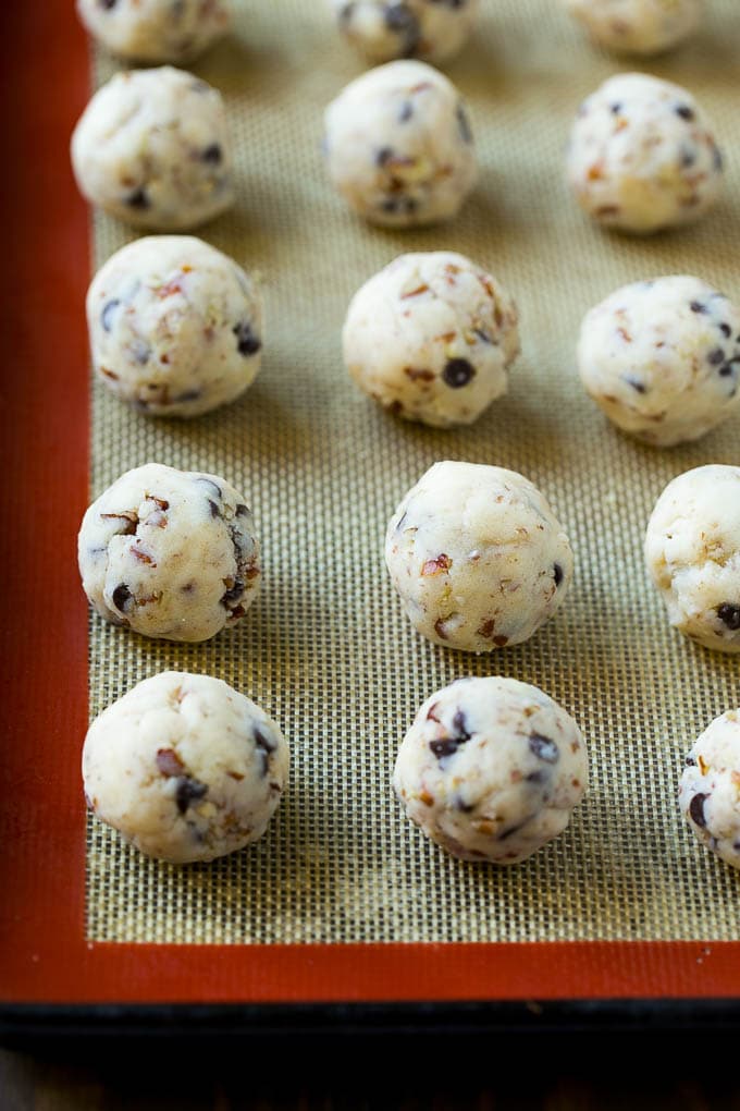 Snowball Cookies Recipe | Mexican Wedding Cookies | Russian Tea Cakes #cookies #pecan #chocolate #baking #dessert #christmas #edsug Balls of dough ready to be baked.