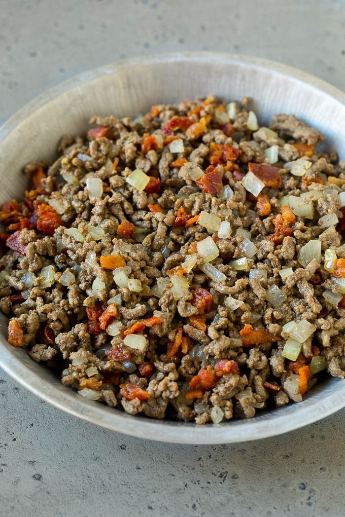 Cheeseburger Pie Recipe | Cheeseburger Casserole | Ground Beef Recipe #cheeseburger #beef #bacon #cheese #casserole #dinner #edsug Ground beef, onions and bacon in a tin.