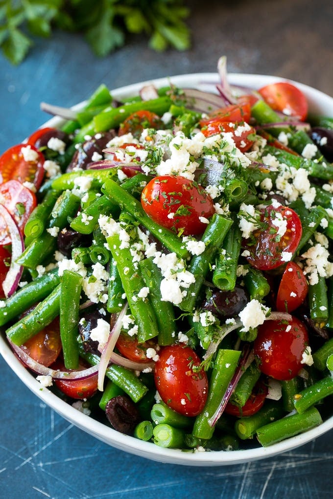 Green Bean Salad Recipe | String Bean Salad | Chopped Salad #greenbeans #tomatoes #olives #salad #cleaneating #lowcarb #glutenfree #edsug A bowl of green bean salad made with feta cheese, tomatoes, red onion and kalamata olives.
