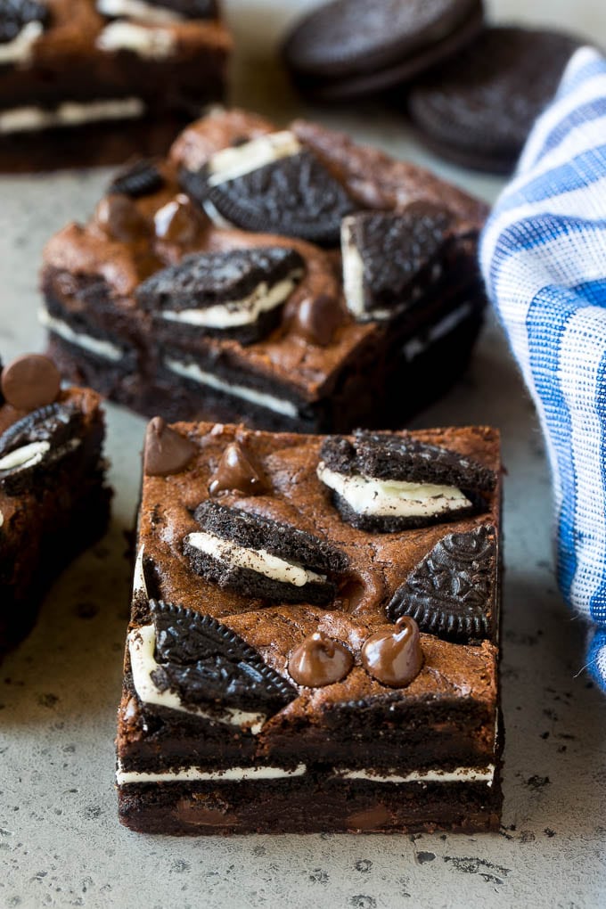 Oreo Brownies Recipe | Homemade Brownies | Chocolate Chip Brownies #brownies #oreos #chocolate #dessert #sweets #edsug Oreo brownies with layers of cookies between a rich fudgy dough.