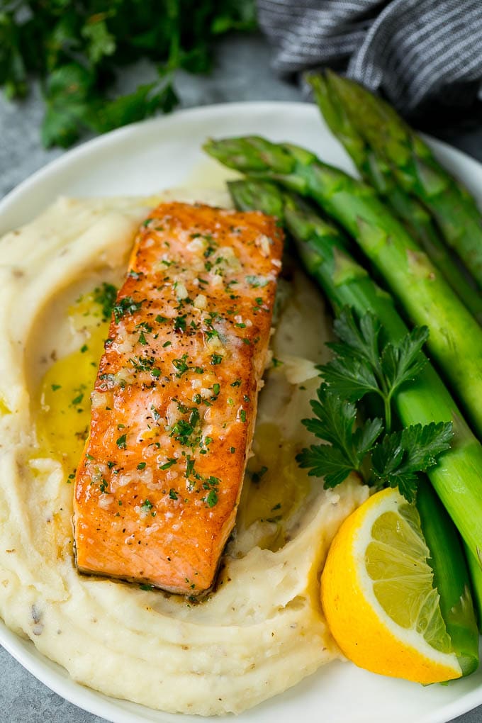 Pan Seared Salmon Recipe | Garlic Butter Salmon | Seared Salmon #salmon #garlic #butter #keto #lowcarb #dinner #edsug A pan seared salmon fillet served with mashed potatoes and asparagus.