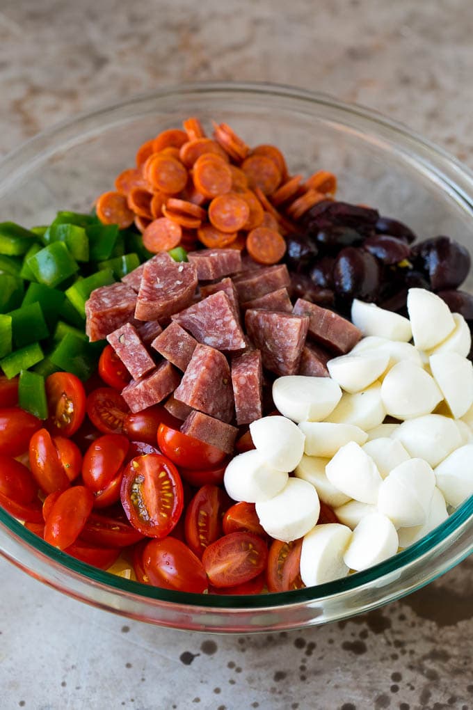 Italian Pasta Salad | Pasta Salad Recipe #pasta #salad #pastasalad #pepperoni #salami #olives #cheese #sidedish #edsug A bowl of pasta, mozzarella balls, cherry tomatoes, bell peppers and olives.