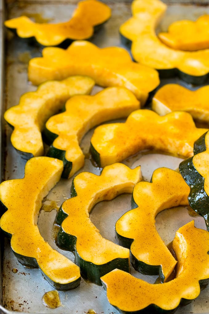 Roasted Acorn Squash | Acorn Squash Recipe #squash #winter #sidedish #dinner #edsug Acorn squash coated in a mixture of sugar, olive oil and seasonings.