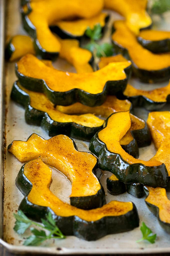 Roasted Acorn Squash | Acorn Squash Recipe #squash #winter #sidedish #dinner #edsug Roasted acorn squash garnished with fresh parsley.
