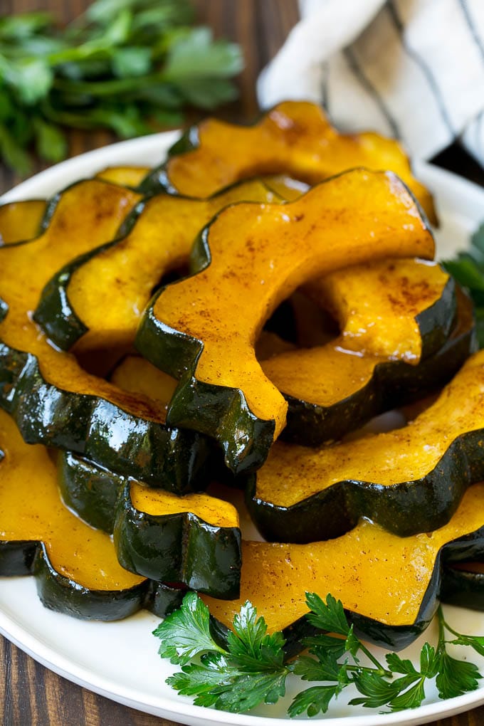 Roasted Acorn Squash | Acorn Squash Recipe #squash #winter #sidedish #dinner #edsug A serving plate of roasted acorn squash.