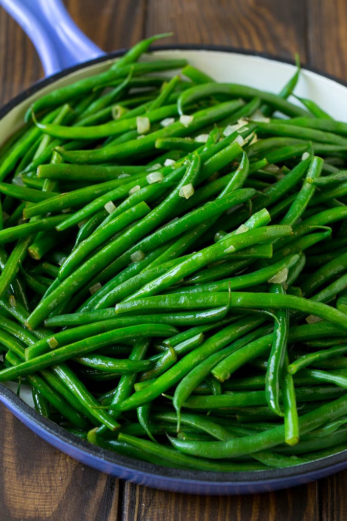Green Beans with Bacon Recipe | Bacon Green Beans #bacon #greenbeans #sidedish #thanksgiving #veggies #dinner #edsug Cooked green beans tossed with diced onion.
