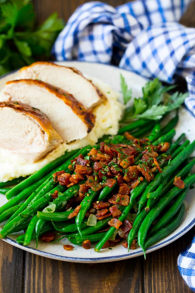 Green Beans with Bacon Recipe | Bacon Green Beans #bacon #greenbeans #sidedish #thanksgiving #veggies #dinner #edsug Green beans with bacon served alongside turkey and mashed potatoes.