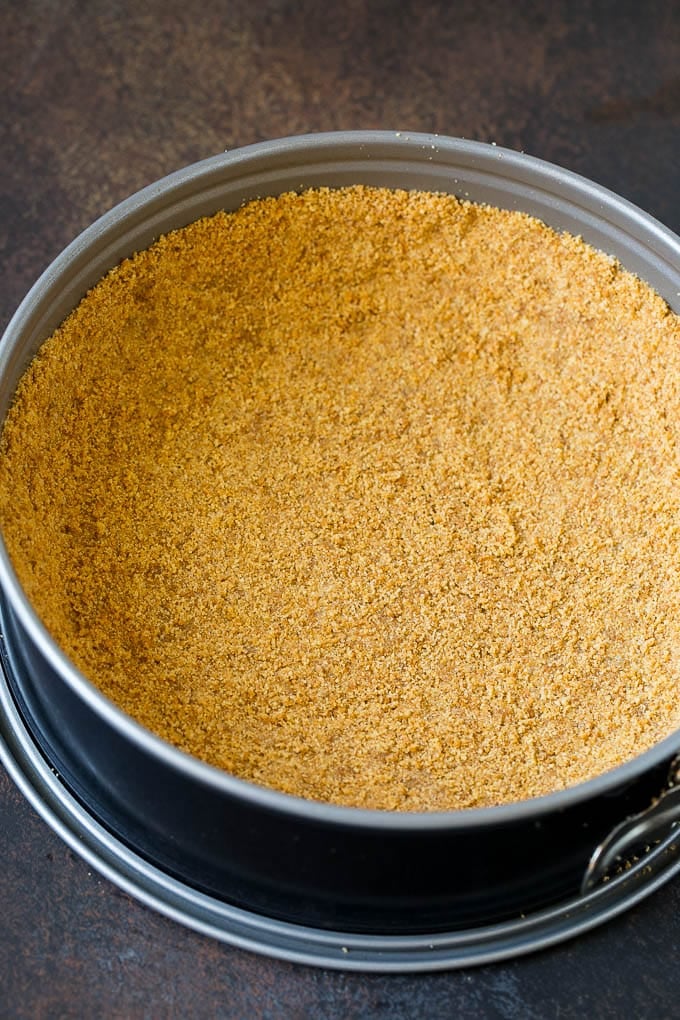 Pumpkin Pie Cheesecake Recipe | Pumpkin Cheesecake #cake #cheesecake #pumpkin #fall #thanksgiving #dessert #edsug Graham cracker crust in a springform pan.