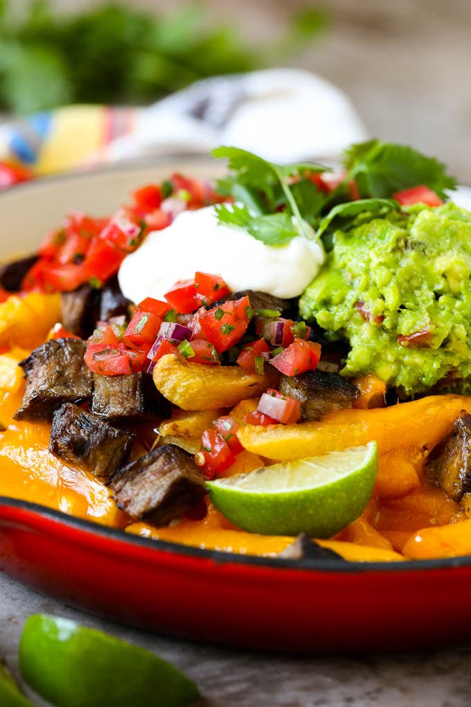 Carne Asada Fries Recipe | Steak Fries #fries #frenchfries #steak #salsa #avocado #cheese #dinner #appetizer #edsug Carne asada fries in a skillet topped with sour cream, pico de gallo and steak.