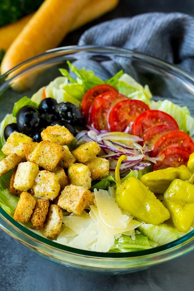 Olive Garden Salad Recipe | Italian Salad #salad #lettuce #olives #sidedish #dinner #edsug Olive Garden salad with tomatoes, croutons, cheese and olives.