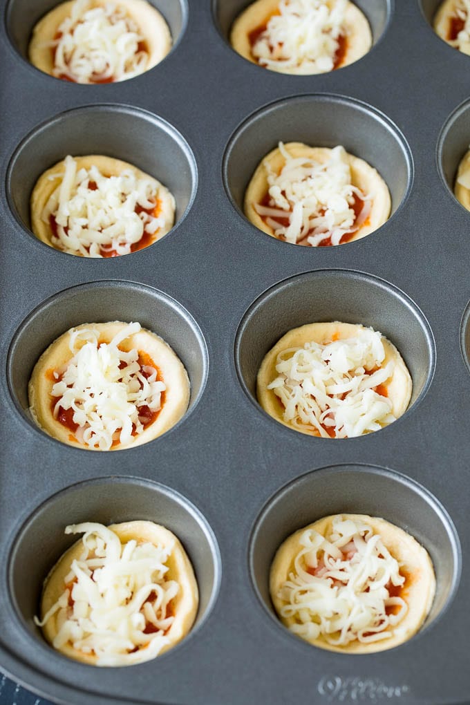 Mini pizzas topped with pepperoni are a fun and easy appetizer option. #pizza #edsug #appetizer Circles of dough topped with pizza sauce and shredded cheese.