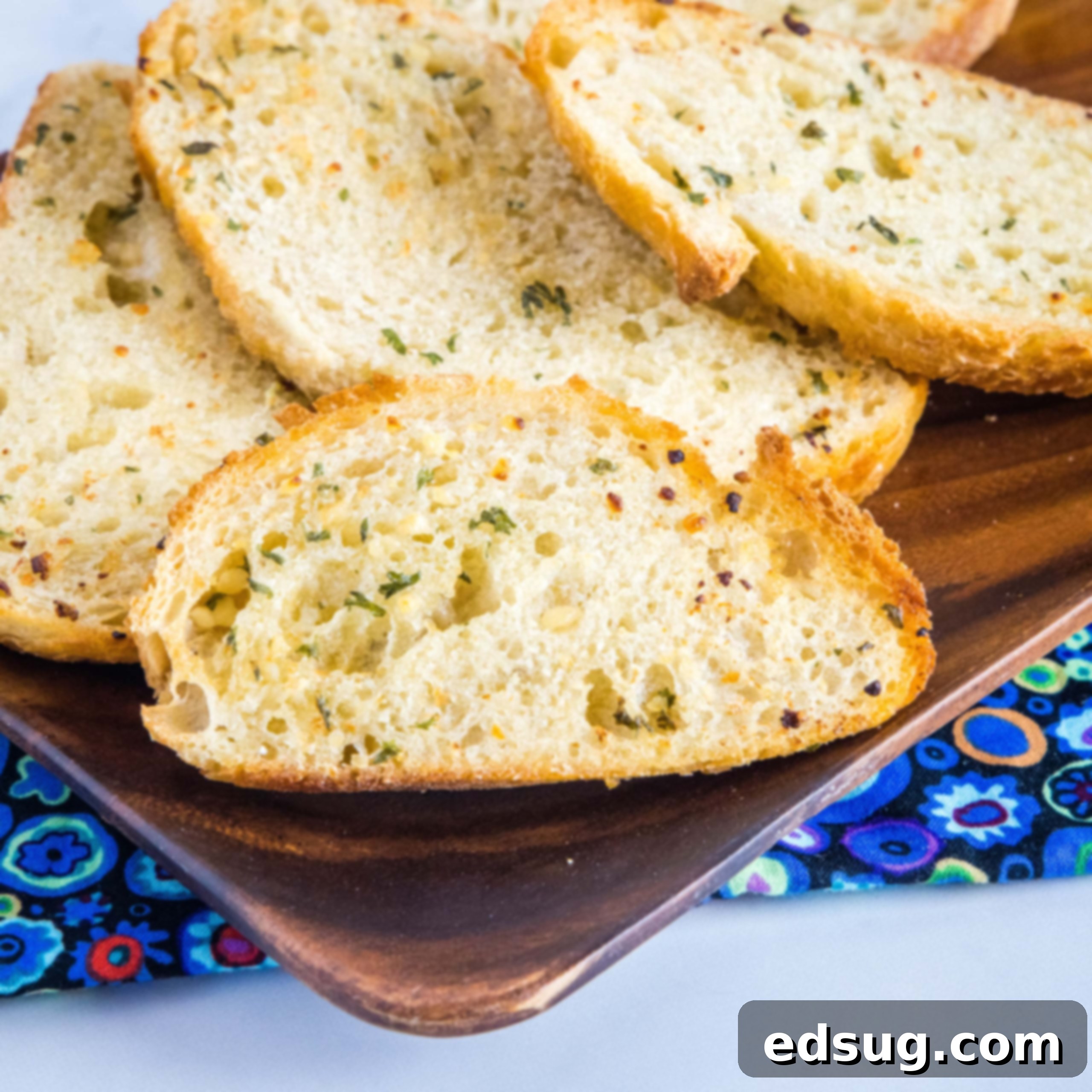 close up crispy garlic bread