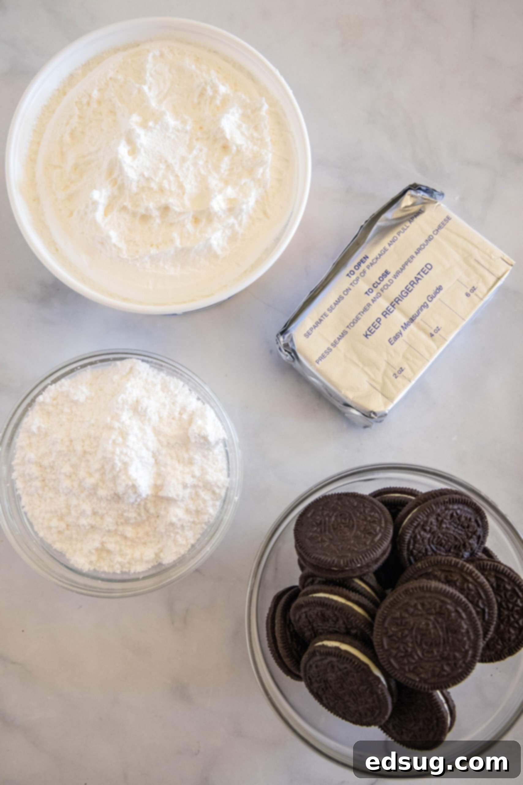 Prepare to be obsessed with Oreo fluff! Make this easy no-bake dessert with 5 ingredients in 5 minutes. It's perfect for dipping! Ingredients for Oreo fluff.