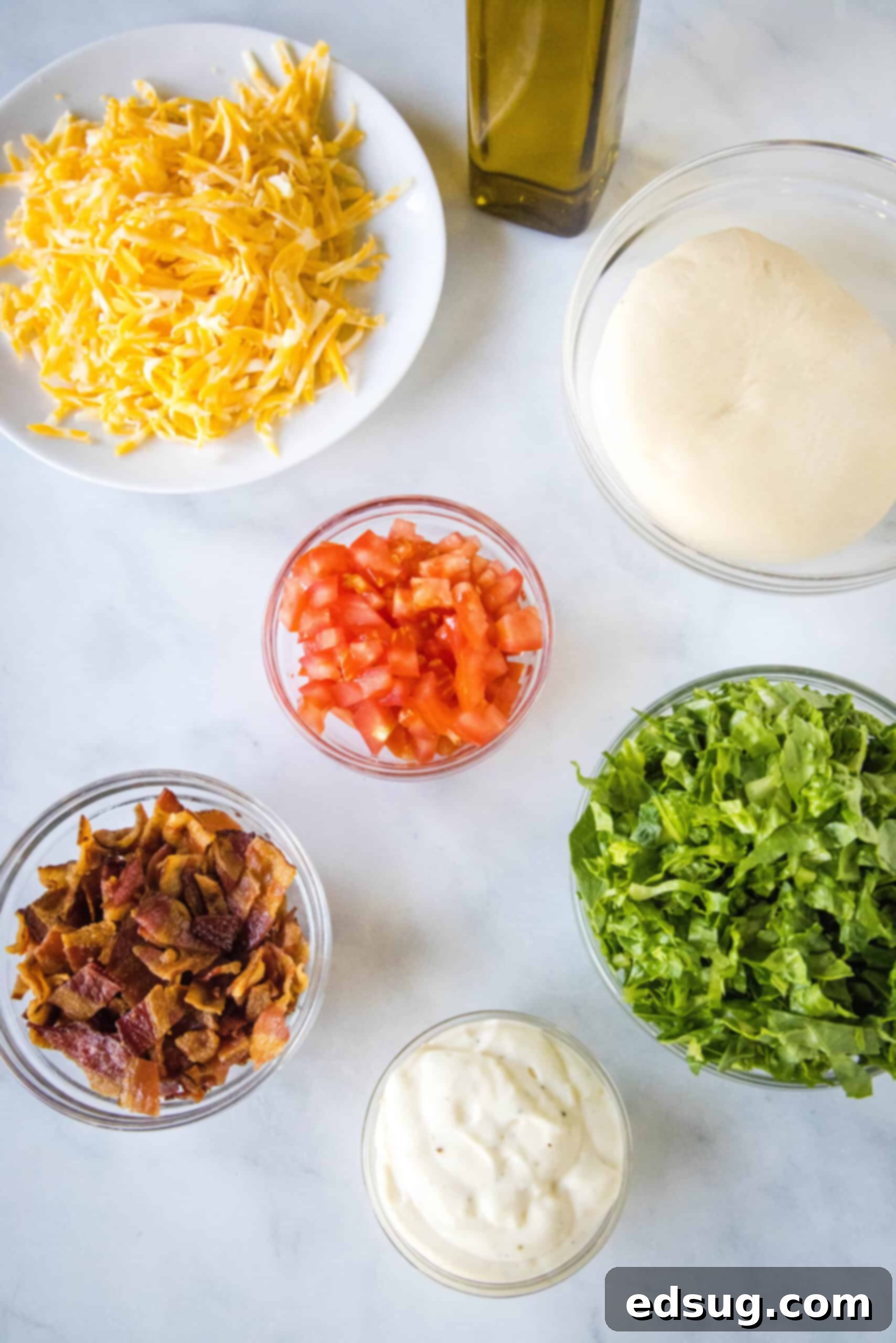 BLT pizza toppings and ingredients.
